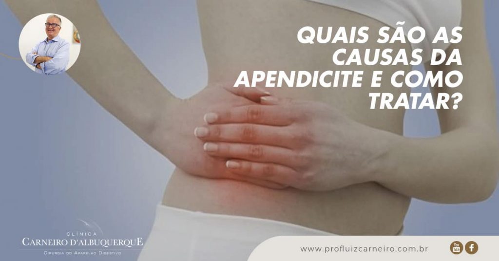 Ao fundo da imagem, há uma mulher com as mãos no lugar onde está localizado o apêndice. simulando uma apendicite