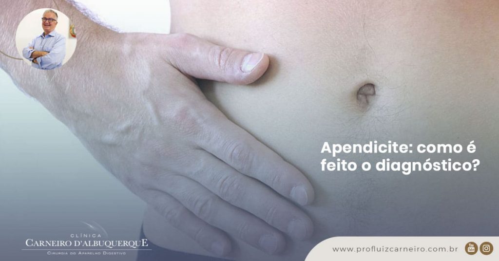 Ao fundo da imagem, há uma homem com a mão na barriga.