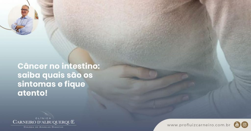 Ao fundo da imagem, há uma mulher pressionando com as mãos a barriga.