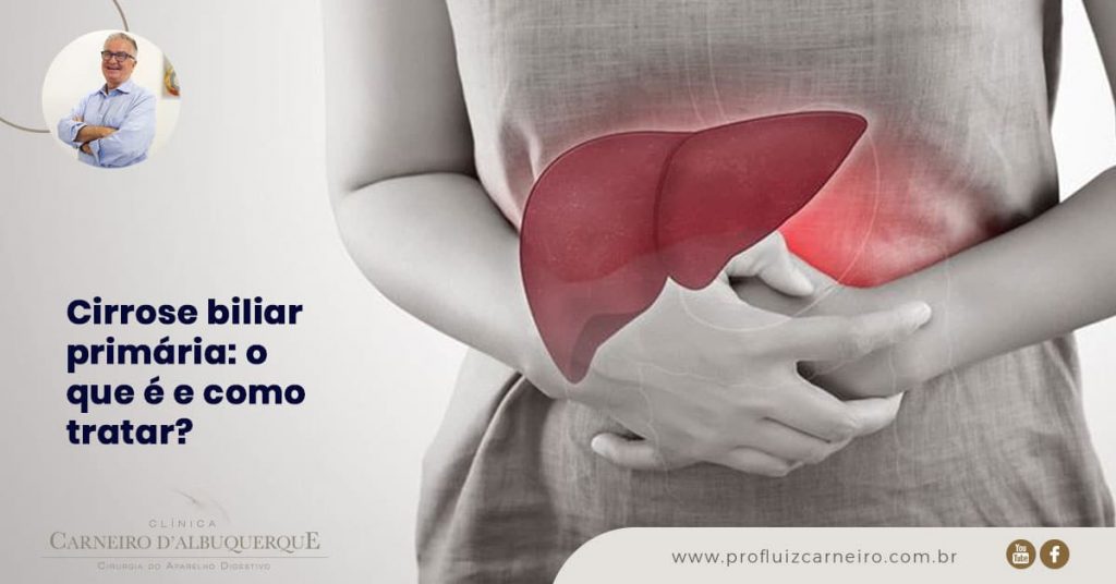 Ao fundo da imagem, há uma mulher com as mãos na barriga representando uma dor no fígado.