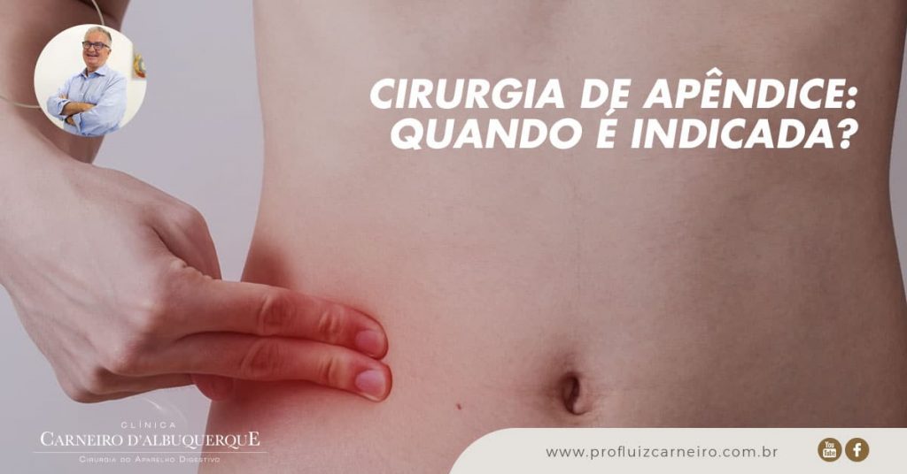 Ao fundo da imagem, há uma pessoa com os dedos onde o apêndice está localizado.