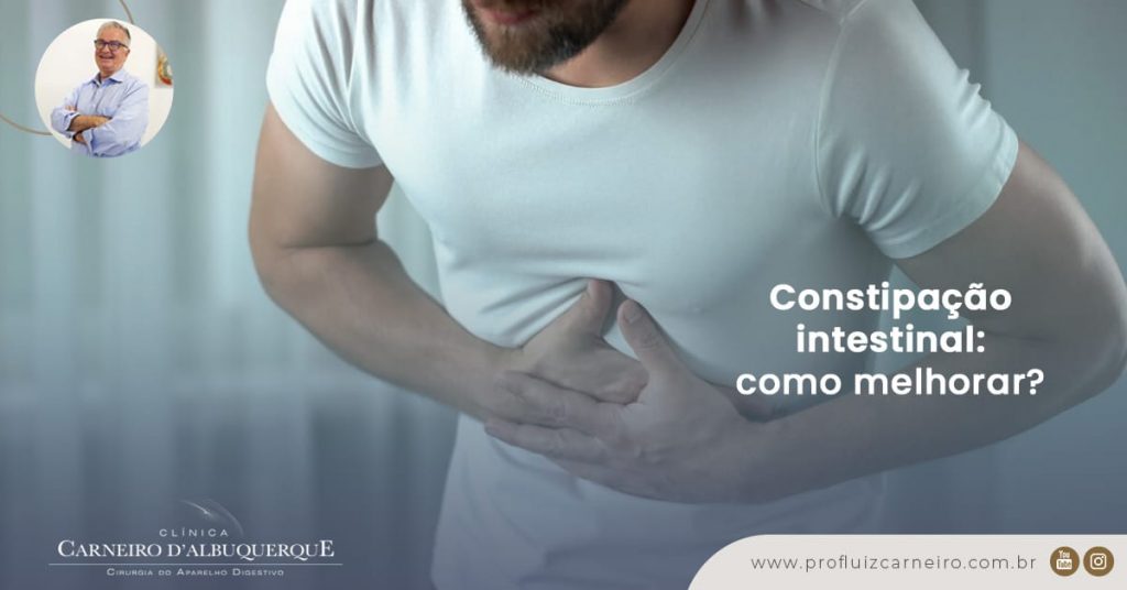 Ao fundo da imagem, há um homem com as mãos no local do intestino.