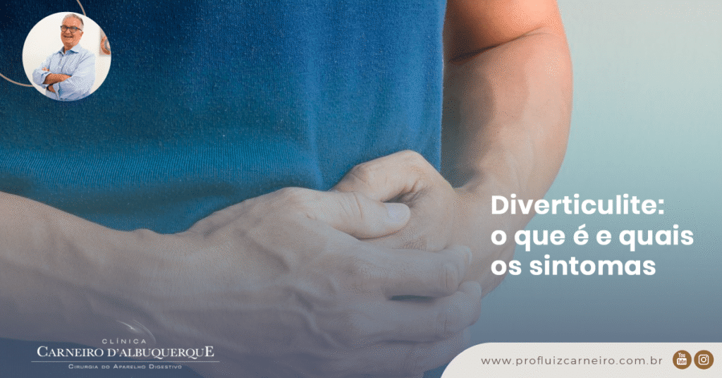 Ao fundo da imagem, há uma homem com as mãos na barriga.