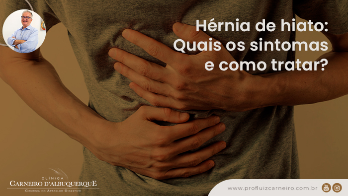 A imagem mostra um homem com as mãos no abdômen para representar sintomas de hernia de hiato