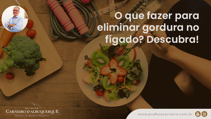 A imagem mostra mãos segurando um prato com frutas, uma tábua de cortar com vegetais e ao lado uma corda de pular, uma garrafa com água e uma fita métrica.