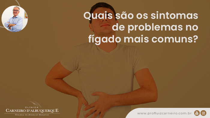 A imagem mostra um homem com as mãos na região do fígado.
