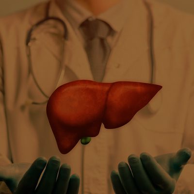 A imagem mostra um doutor com as duas mãos viradas com a palma para cima e uma ilustração digital do fígado um pouco acima das mãos.