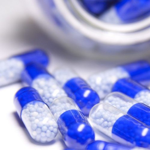 A imagem mostra uma foto de um conjunto de cápsulas de remédio.