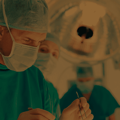 A imagem mostra a ilustração de um médico realizando uma cirurgia.