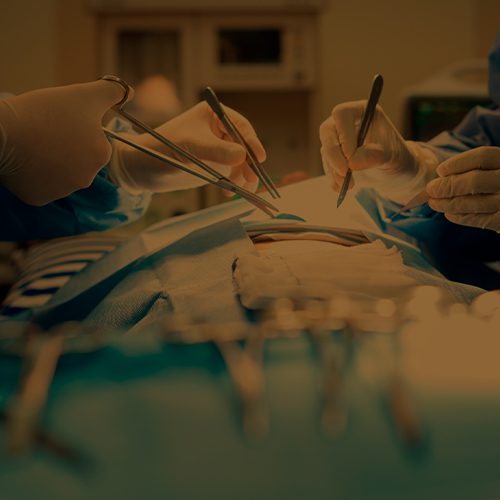A imagem mostra a ilustração de um paciente sendo operado.