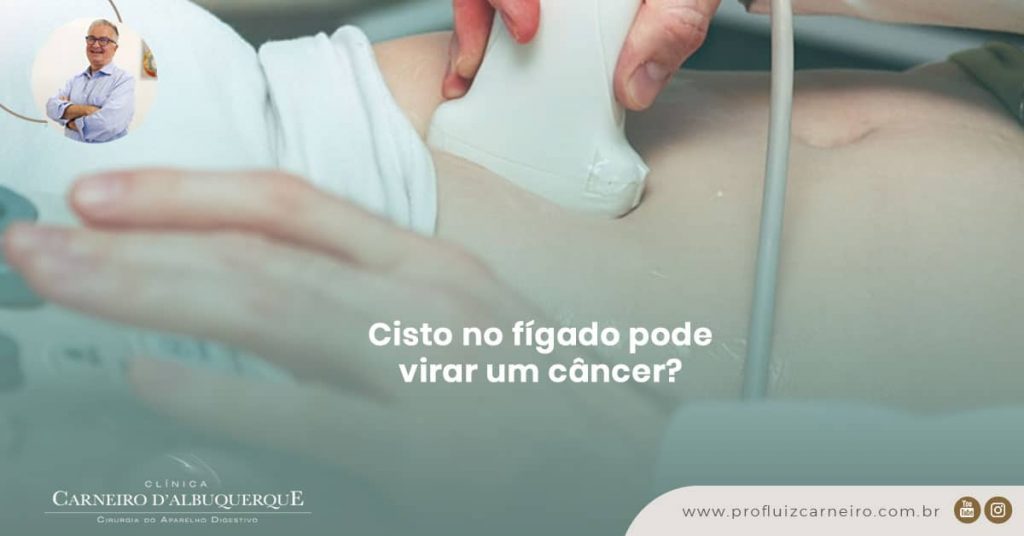 Ao fundo da imagem, há um médico fazendo ultrassom no abdômen de uma pessoa que está deitada.