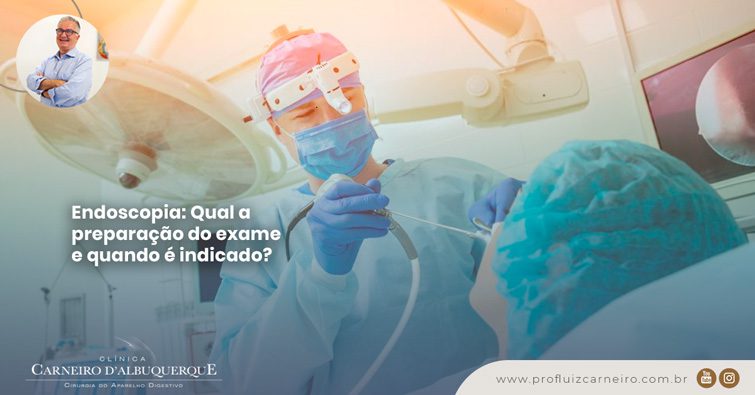 A imagem mostra uma paciente deitada na maca de um hospital (de costas para a câmera) e o doutor à sua frente com um equipamento em sua boca.