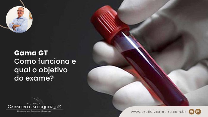 A imagem mostra uma mão com luvas brancas segurando um tubo com sangue.