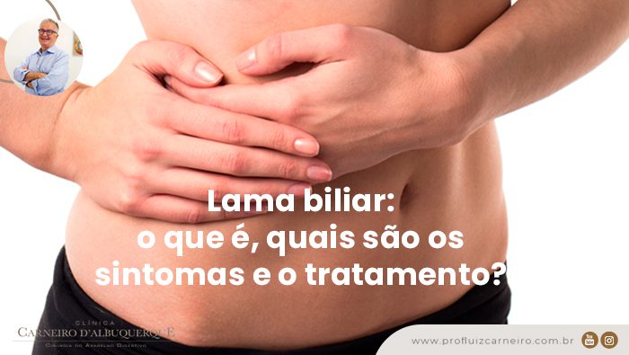 A imagem mostra a barriga de uma mulher, ela está com as duas mãos na vesícula.