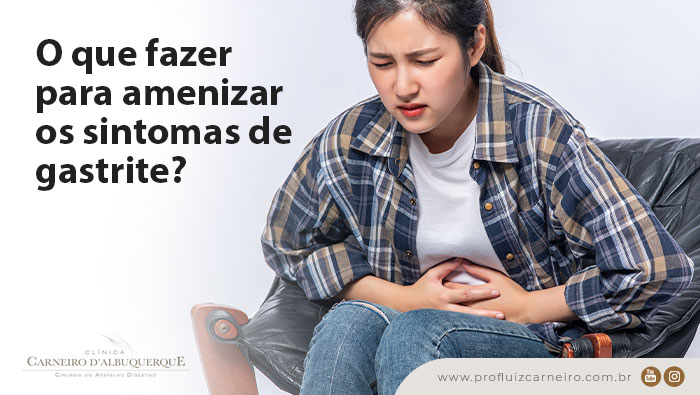 A imagem ilustra uma menina sentada curvada para frente em uma poltrona. A menina está com as duas mãos na barriga e com cara de dor.