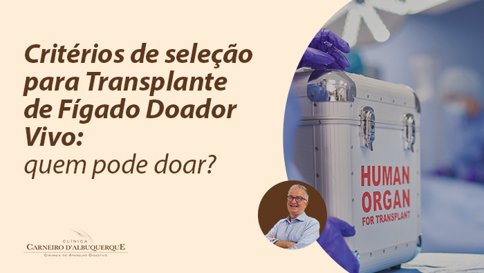 Médicos em uma sala de cirurgia ao fundo, com um foco na frente de um recipiente branco com a inscrição "HUMAN ORGAN FOR TRANSPLANT", segurado por mãos com luvas roxas.