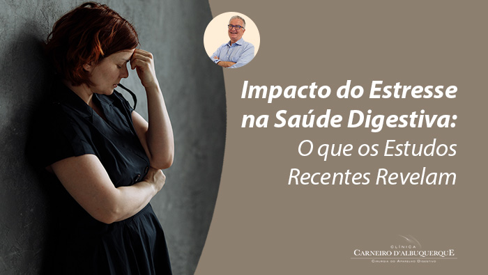 Mulher com expressão de preocupação, apoiada em uma parede escura, segurando a cabeça com uma das mãos e o braço ao redor do corpo, transmitindo um sentimento de angústia.