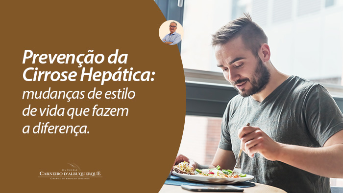 Homem sentado à mesa apreciando uma refeição saudável, com luz natural entrando por janelas grandes ao fundo.