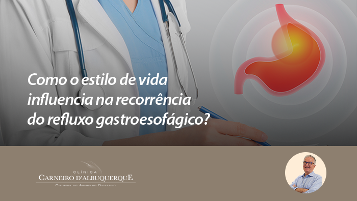 Médico escrevendo em um prontuário com uma ilustração de estômago em destaque, representando o foco em problemas gastrointestinais.