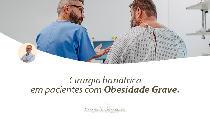 Médico conversa com paciente em traje hospitalar sentado na maca, em ambiente clínico, demonstrando acolhimento e orientação pré ou pós-cirúrgica.