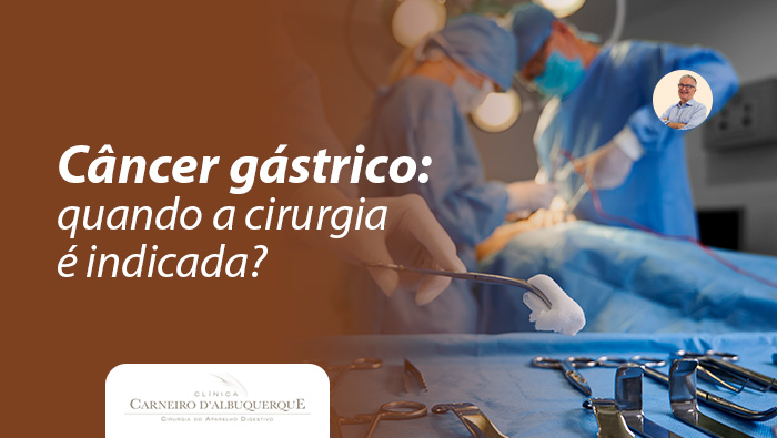 Equipe médica realiza cirurgia enquanto instrumentos cirúrgicos estão organizados em mesa estéril em primeiro plano.