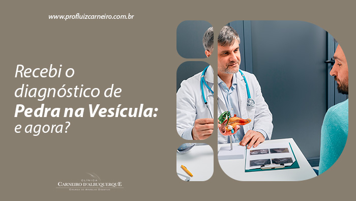 Médico mostra modelo da vesícula biliar a paciente em consultório; texto ao lado diz: "Recebi o diagnóstico de pedra na vesícula: e agora?" 