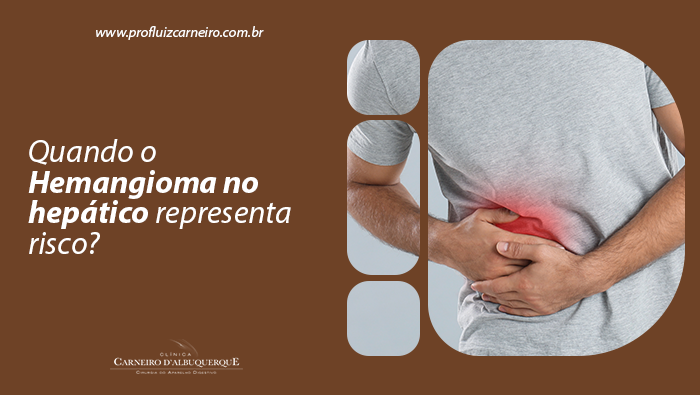 Homem com camiseta cinza sente dor abdominal, segurando a região lateral do abdômen com vermelhidão destacada.