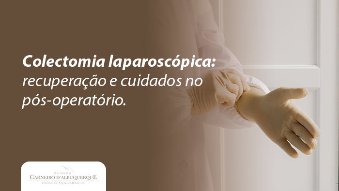 Profissional de saúde vestindo jaleco branco coloca luvas cirúrgicas, simbolizando preparo para procedimento médico ou exame