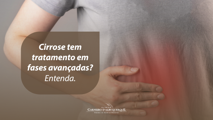 Pessoa segura o abdômen com área destacada em vermelho, indicando dor ou desconforto abdominal associado a problema de saúde.