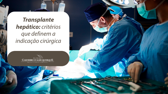 Equipe médica realiza cirurgia em centro cirúrgico, com profissionais paramentados, iluminação intensa e instrumentos organizados sobre a mesa.