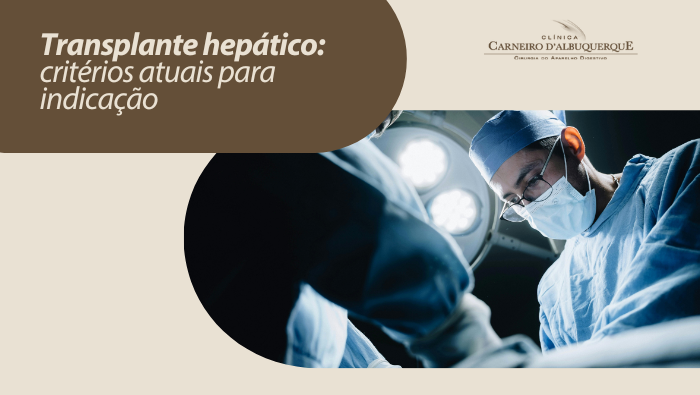 Equipe cirúrgica realizando procedimento em centro cirúrgico, sob luzes operatórias, com profissionais paramentados e focados na cirurgia.