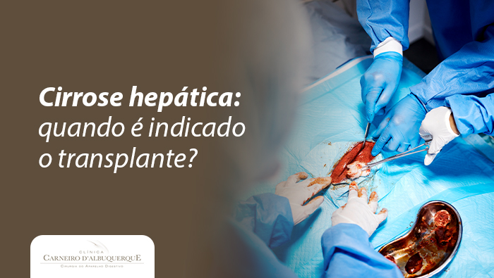 Equipe médica realiza procedimento cirúrgico com instrumentos, em campo estéril e ambiente hospitalar.