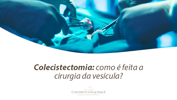 Close de procedimento cirúrgico com equipe médica utilizando instrumentos durante operação em ambiente hospitalar.