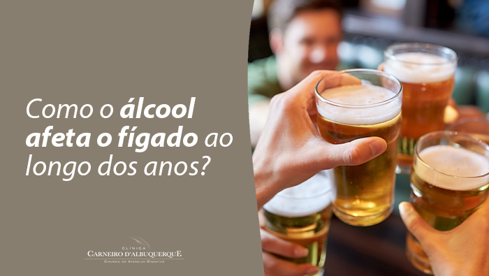 Pessoas brindando com copos de cerveja, representando o consumo de álcool e seus impactos na saúde do fígado.