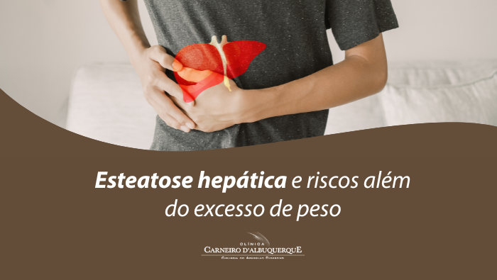 Pessoa segurando a região abdominal com ilustração do fígado em destaque, representando esteatose hepática.