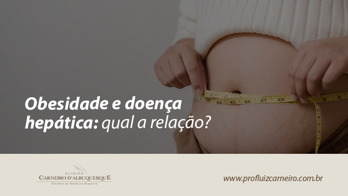 Pessoa medindo a circunferência abdominal com fita métrica, destacando aumento do abdômen.