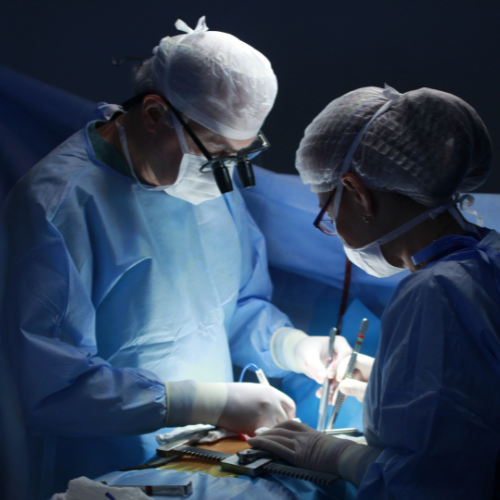 Equipe médica realizando cirurgia em centro cirúrgico