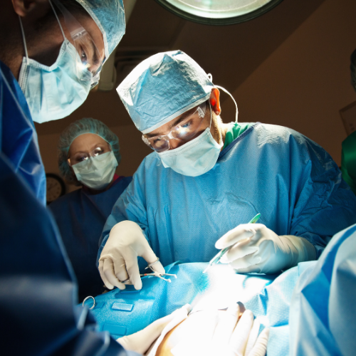 Equipe médica realizando cirurgia em centro cirúrgico