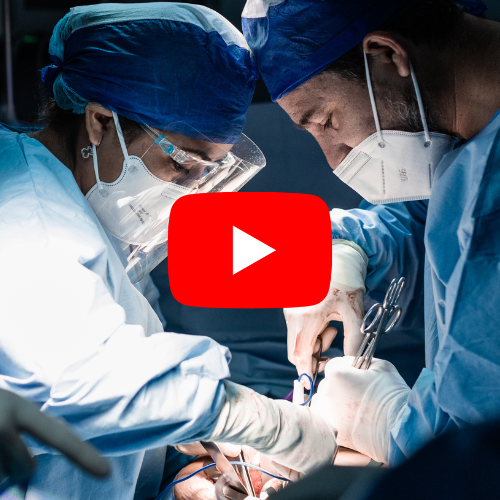 Equipe médica realizando cirurgia intestinal